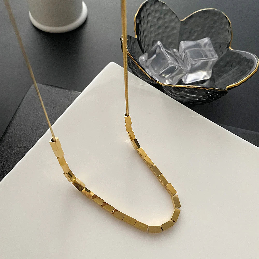 Cueen Gold Bar Necklace