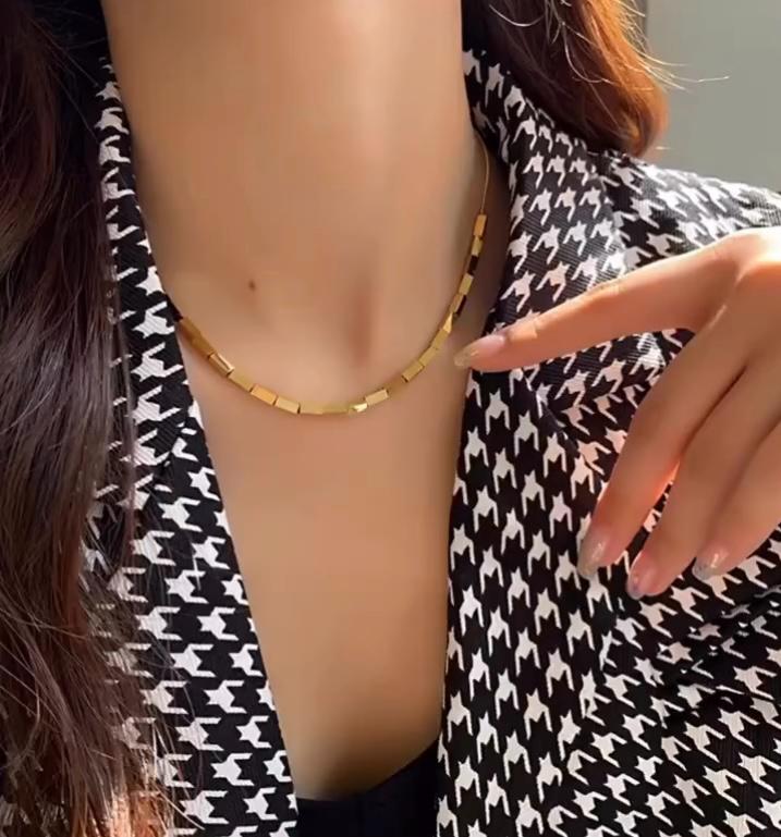 Cueen Gold Bar Necklace